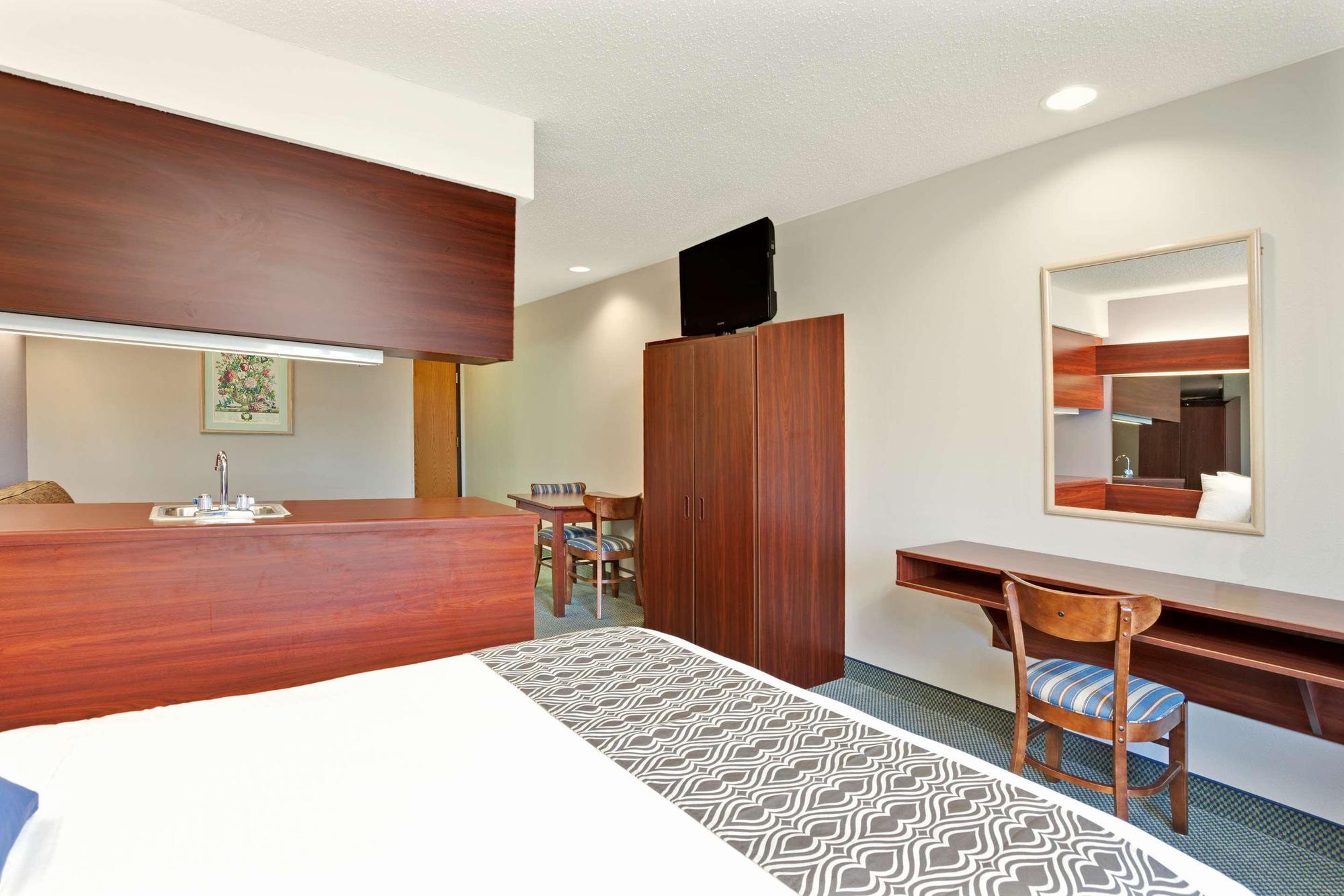 Microtel Inn & Suites By Wyndham Detroit Roseville Exterior photo